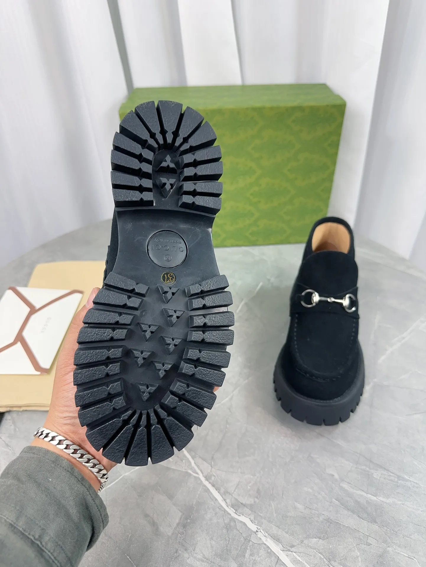 Men's shoes 💰620💰 New model from Gucci, double GG groove thick-soled loafers. The original version is made 1:1. Super beautiful quality, classic model at the counter. ❶Upper: original open-edge beaded cowhide ❷Inner lining: water-dyed cowhide ❸Feet: water-dyed cowhide ❹Outsole: ultra-light original sole ❺thick sole heightening: 3.5cn ❻Packing: original packaging ❼Number: 35-42 (41 41 customized, non-refundable) Men's model: 38-46 (45, 46 customized, non-refundable)